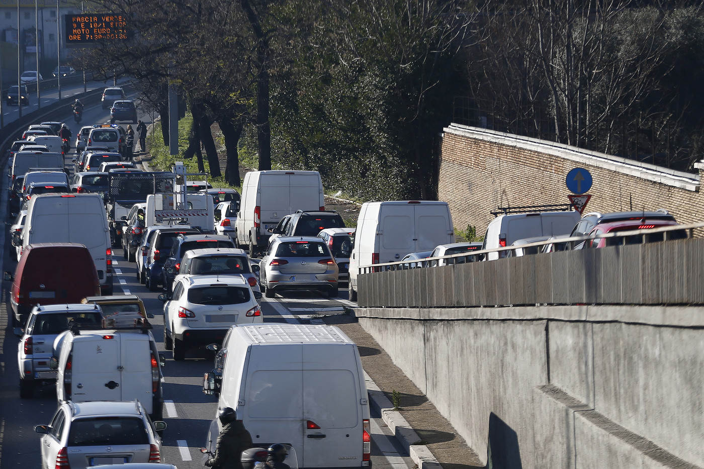 Traffico: oggi sabato da bollino nero, ma ogni anno passiamo 38 ore in coda