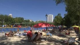 Caldo torrido a Parigi, la riva della Senna diventa una spiaggia