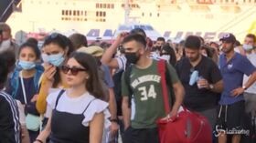Grecia, folla di turisti al Pireo in partenza per le isole