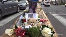 Napoli, gli amici portano fiori per la 15enne travolta da un’auto