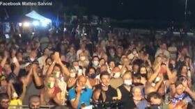 Salvini: “Noi mascherinati e i migranti che sputazzano e infettano”