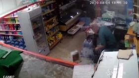 Beirut, le immagini dell’esplosione riprese dalle telecamere di un supermercato