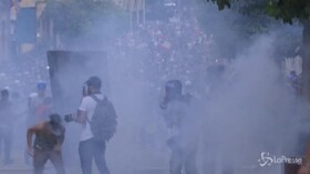 Scontri a Beirut, sassaiola contro il palazzo del Parlamento