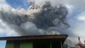 Indonesia, vulcano Sinabung in eruzione: fumo e cenere sparati fino a 5mila metri