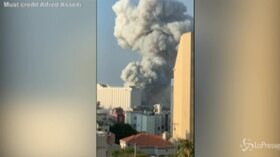 Un altro video mostra il momento del devastante scoppio e i danni provocati nell’appartamento