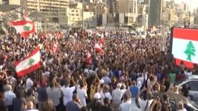 Beirut, protesta di centinaia di persone in Piazza dei Martiri
