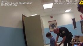 Ammanettato e portato in cella a 8 anni. Nuova tempesta sulla polizia USA