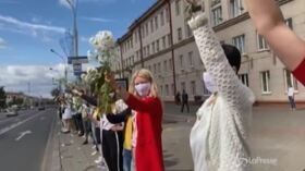 Bielorussia, donne protestano a Minsk contro il risultato delle elezioni