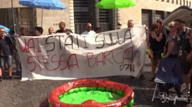 ‘In spiaggia’ sotto Comune e Provincia, a Napoli flash mob disoccupati con ombrelloni, sdraio e salvagente