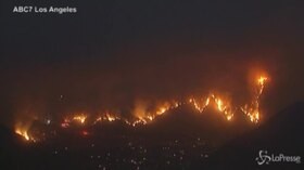 California, vasti incendi intorno a Los Angeles