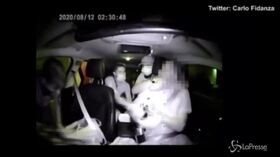 Tassista rapinato a Milano, le immagini shock: “Dammi i soldi o ti ammazzo”