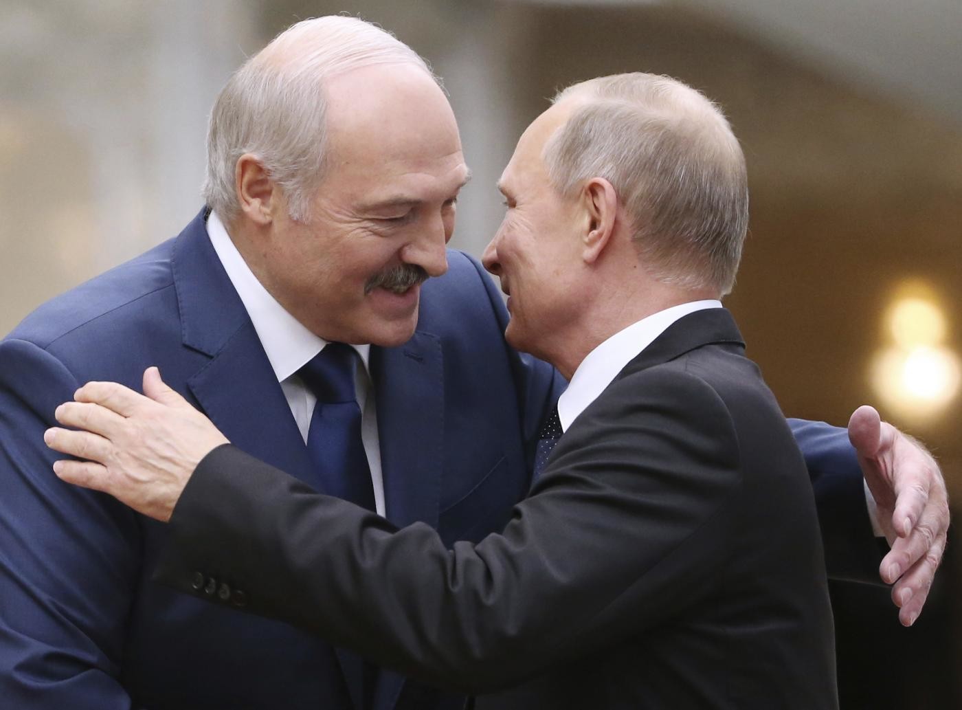 Bielorussia, nuova telefonata Putin-Lukashenko: “Reagiremo insieme a minacce esterne”
