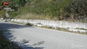 Salerno: arrestato piromane, ecco il momento in cui appicca l’incendio