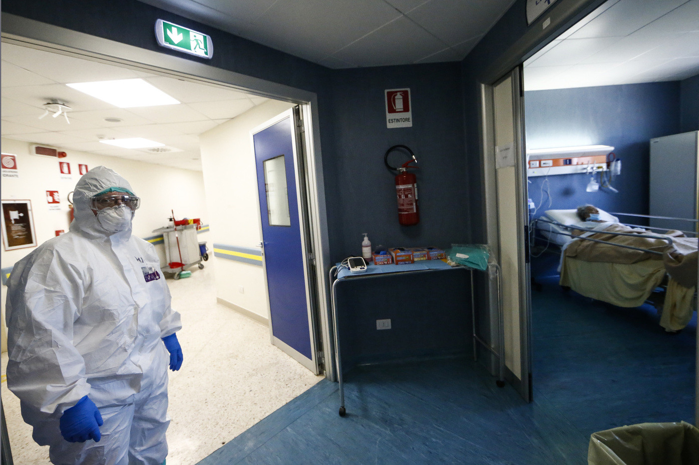 Coronavirus, nuovi contagi in calo. Lite su chiusura discoteche