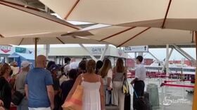 Coronavirus, al Molo Beverello viaggiatori assiepati in attesa dell’aliscafo per Capri