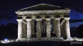 Obbligo mascherine e distanziamento: turisti ligi alle regole nel parco archeologico di Paestum