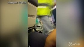Navalny avvelenato: l’oppositore russo si sente male sull’aereo, le urla in un video