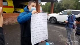 Navalny ricoverato: sostenitori dell’oppositore russo fuori dall’ospedale di Omsk