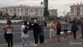 Bielorussia, dillo con i fiori: l’originale protesta delle donne contro Lukashenko
