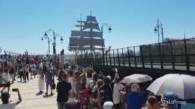 L’Amerigo Vespucci a Taranto: folla per vederla, ma non tutti hanno la mascherina