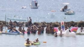 Covid-19, assembramenti e poche mascherine sulla spiaggia di Santa Marinella