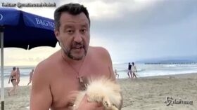 Salvini con il cagnolino in spiaggia: “Chi li abbandona non è un uomo”