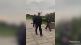 Bielorussia: Lukashenko sfida i manifestanti, davanti alla sua residenza col fucile in mano