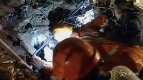 India, collassa un edificio: 60 persone estratte vive dalle macerie