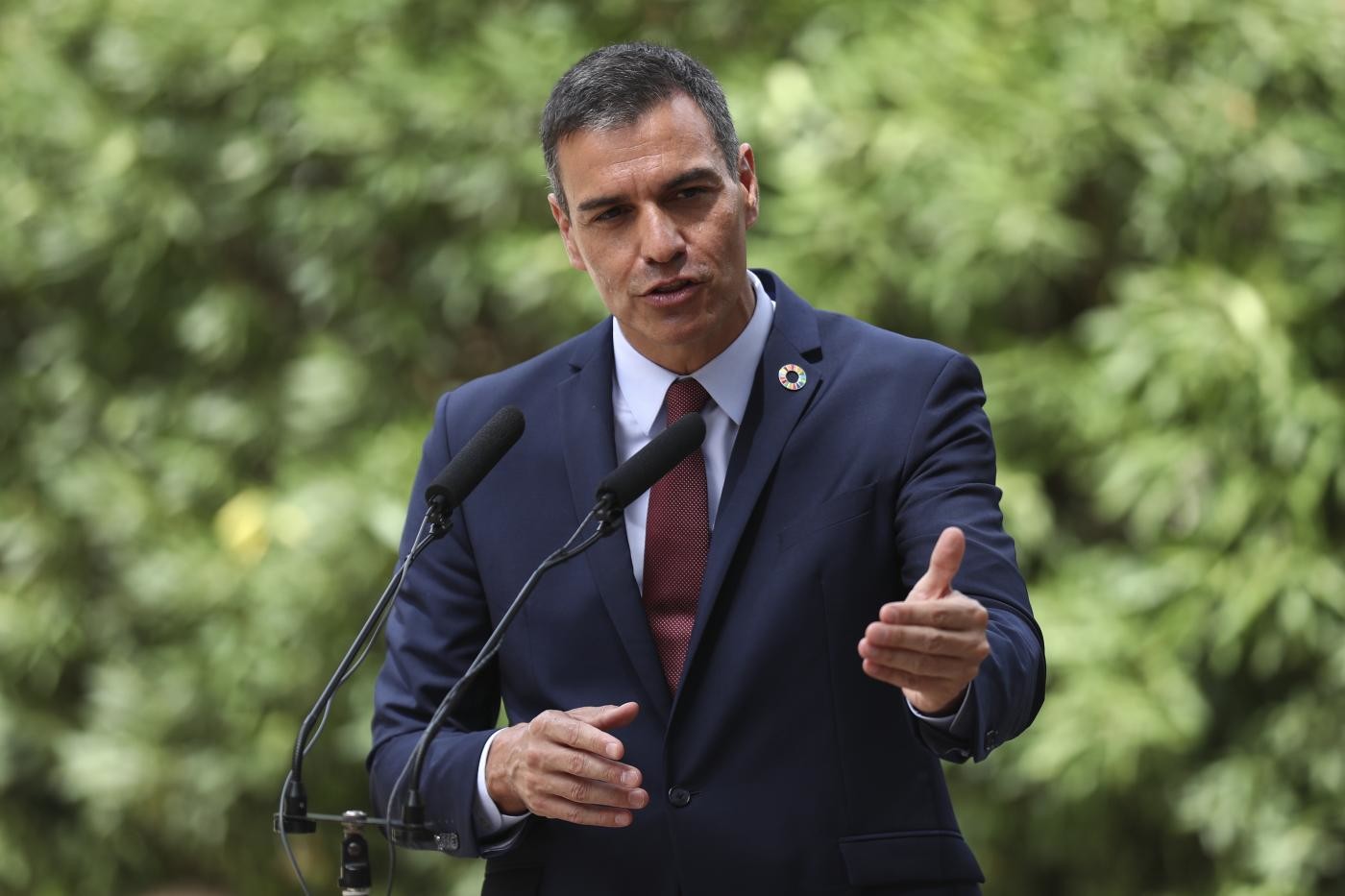 Spagna, Sanchez schiera l’esercito: “Piegheremo la curva dei contagi”