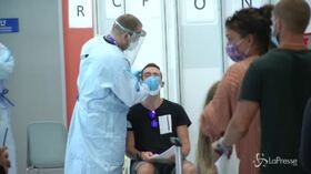 Coronavirus: in calo i nuovi casi, sono 878 nelle ultime 24 ore