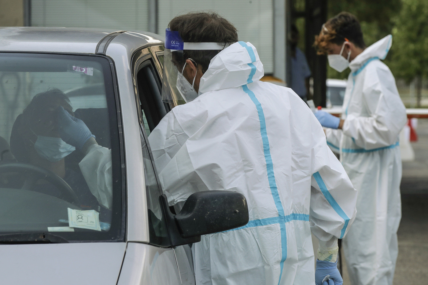Oms: “La pandemia rallenta nel mondo”. Spagna schiera esercito