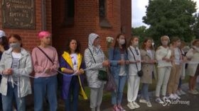 Bielorussia: a Minsk la protesta silenziosa di decine di donne contro Lukashenko