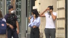 Francia, a Parigi mascherine obbligatorie all’aperto