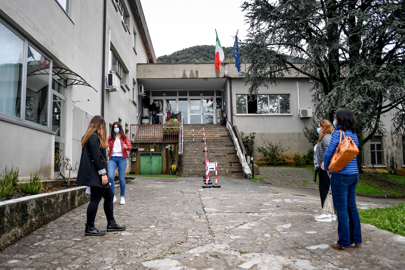 Consegnati primi banchi a Codogno, Alzano e Nembro