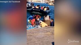Nuovi sbarchi a Lampedusa, le immagini degli arrivi al porto