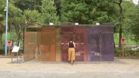 Giappone: grande curiosità a Tokyo per i primi bagni pubblici trasparenti