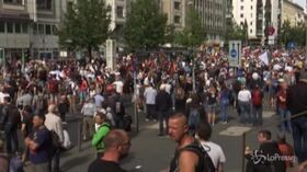 Coronavirus, decine di migliaia di persone in piazza a Berlino contro le misure restrittive