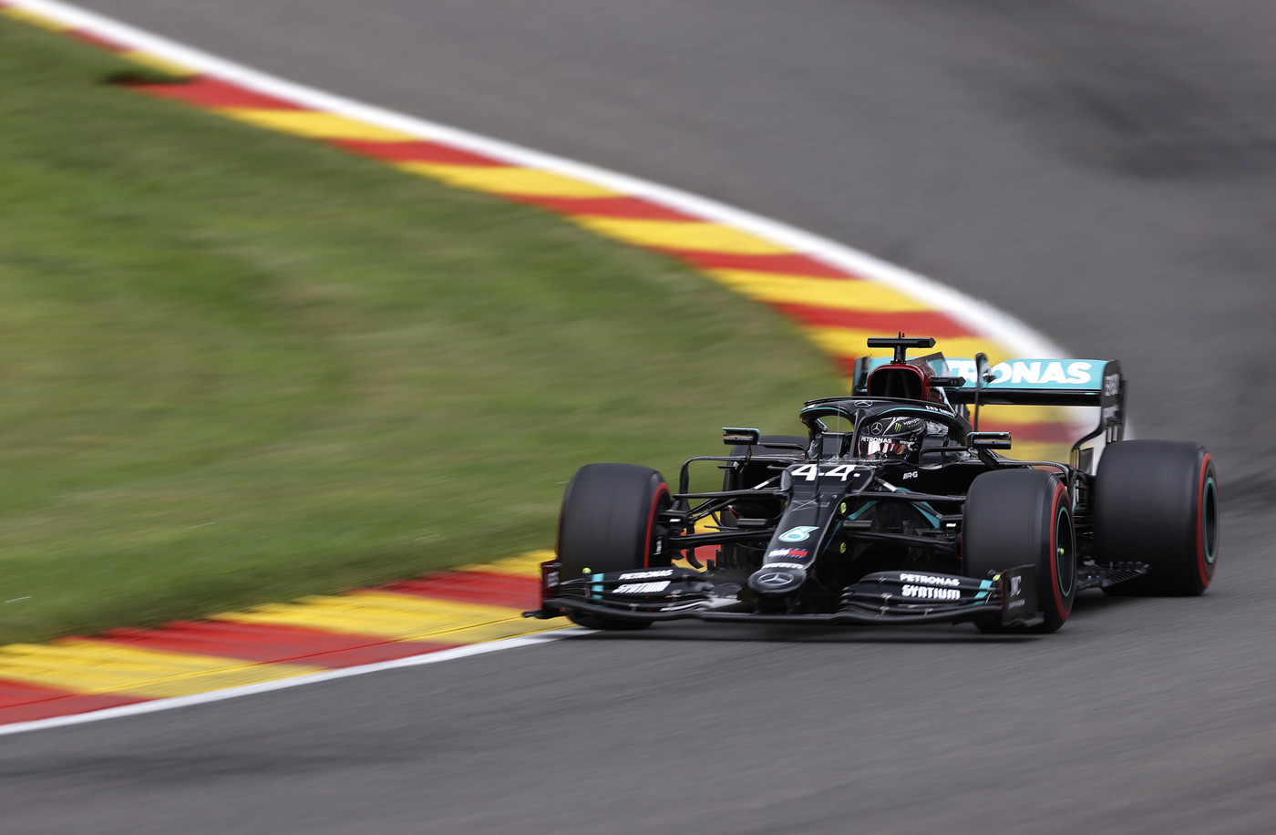 GP Belgio: Lewis Hamilton in pole position, disastro Ferrari