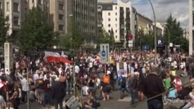 Berlino, la polizia scioglie il corteo contro le misure anti-Covid