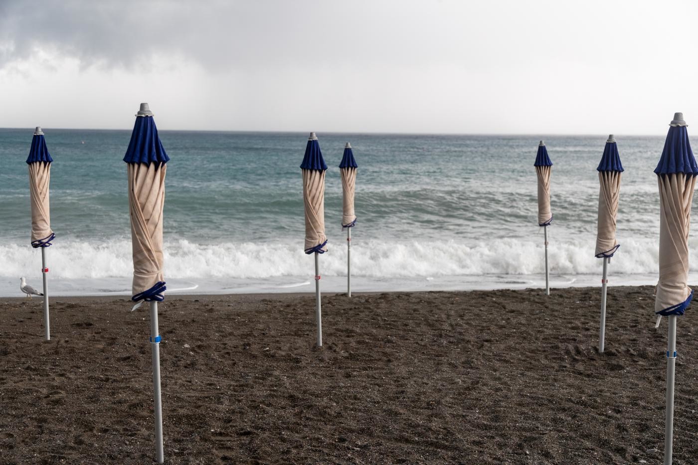 Marina di Massa, cade albero su campeggio: morte due sorelle di 2 e 14 anni