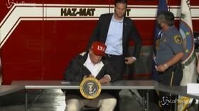 Usa, Trump in Louisiana firma autografi: “Vendeteli su Ebay, ci fate 10mila dollari”
