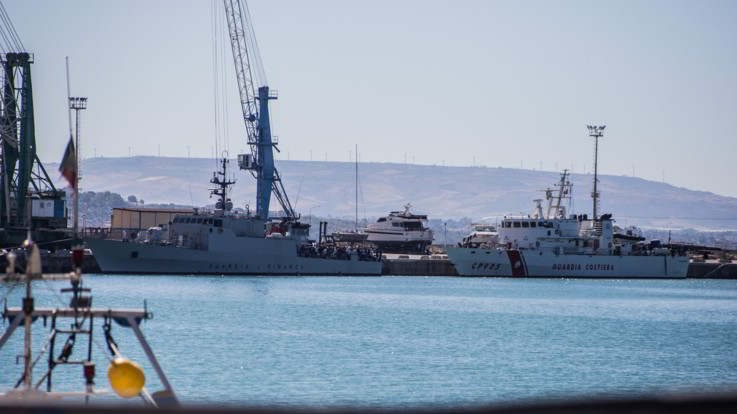 Crotone, esplosione di veliero di migranti: 4 morti e 2 dispersi