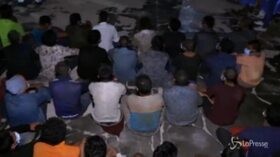 Migranti: altro maxi sbarco a Lampedusa, la rabbia dei cittadini