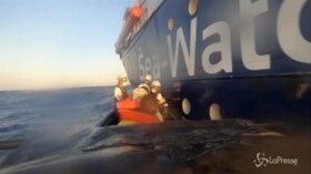 Sea Watch in aiuto della nave Banksy, il trasbordo dei migranti