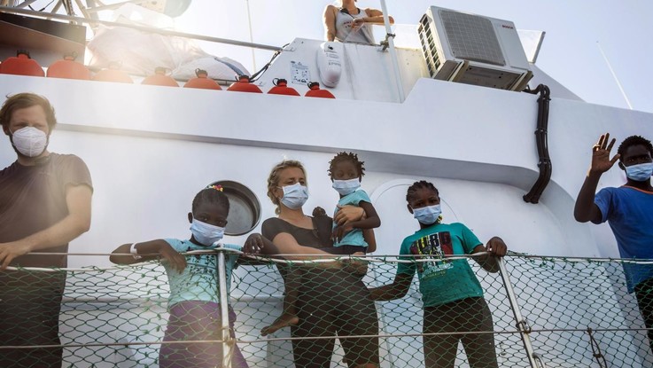 Migranti, Viminale: A Lampedusa altre 3 navi per quarantena