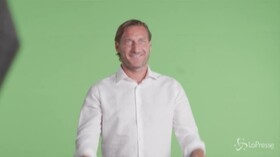 Totti torna in campo per un nuovo spot, il backstage è comico