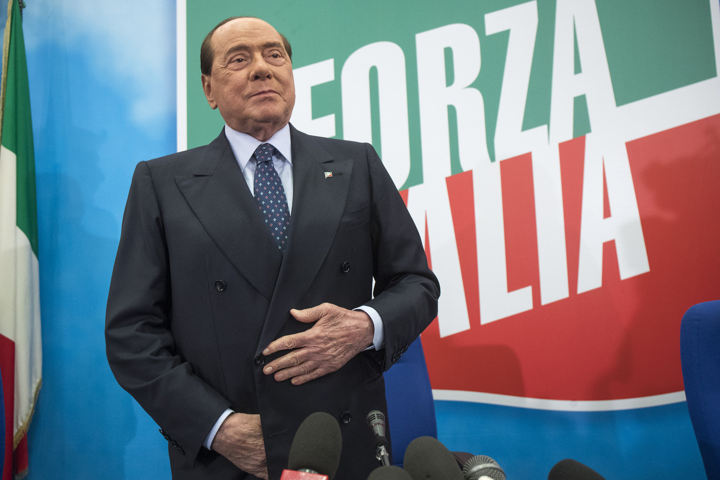 Berlusconi: perplesso sul referendum e contrario al blocco delle scuole