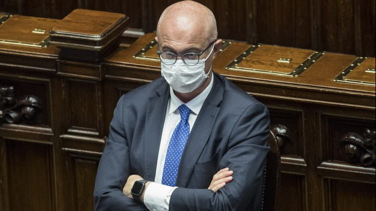 Voto di fiducia su proroga stato di emergenza, proteste in Aula