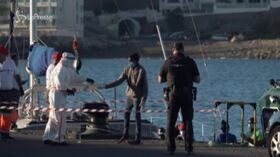 Migranti: in migliaia sfidano l’Atlantico per raggiungere le Canarie, “Rischio la mia vita perché a casa era durissima”