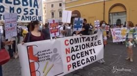 Precari della scuola manifestano davanti al Parlamento: “La ripresa delle lezioni sarà un dramma”